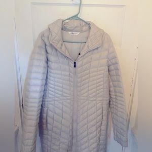 SIZE XL NORTH FACE light weight Womens long puffer jacket. Packable weight.